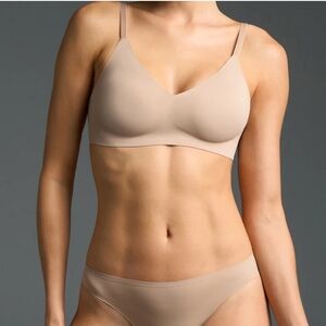 NWT EBY Relief Bra in Nude sz M